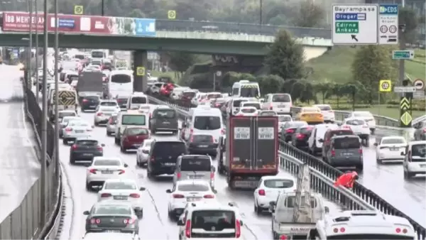 CEVİZLİBAĞ'DA YAĞIŞ NEDENİYLE TRAFİKTE VE TOPLU TAŞIMADA YOĞUNLUK OLUŞTU