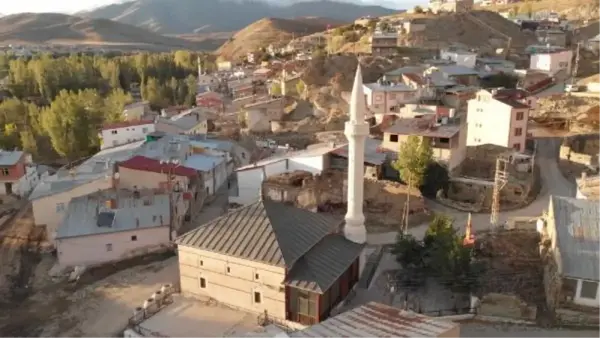 BAYBURT'TA İKİ ASIRLIK ULU CAMİ, ZAMANA MEYDAN OKUYOR