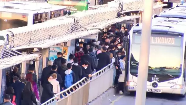 CEVİZLİBAĞ METROBÜS DURAĞINDA BENZER GÖRÜNTÜLER