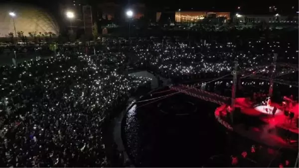 BALIKESİR'DE CUMHURİYET COŞKUSU KONSERLE KUTLANDI