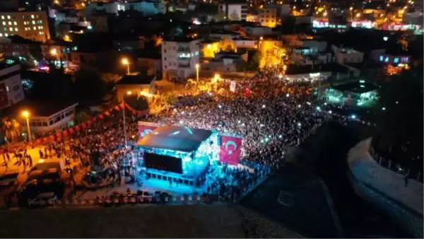 KADİRLİ'DEKİ 'CUMHURİYET' KUTLAMALARINDA MANUŞ BABA KONSERİ