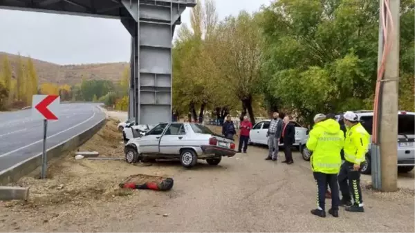 Üstgeçit direğine çarpan araçta korkunç detay! Ölen eşiyle dakikalarca mahsur kaldı