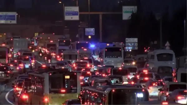 İSTANBUL'DA İŞ ÇIKIŞ SAATİNDE TRAFİK YOĞUNLUĞU