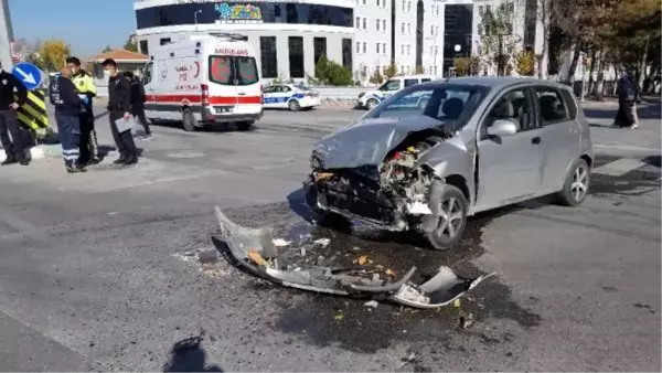 OTOMOBİL, AMBULANSA ÇARPTI; 4 KİŞİ YARALANDI