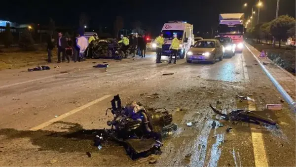 Refüjdeki yön levhasına çarpan otomobilin motoru yerinden fırladı: 1 ölü, 5 yaralı