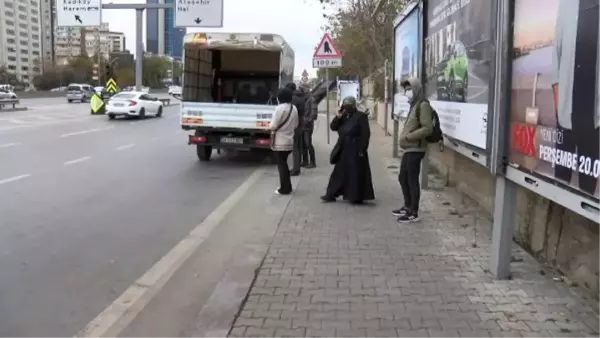 Son dakika gündem: (Ölen kişinin fotoğraflarıyla) ATAŞEHİR'DE OTOMOBİL OTOBÜS DURAĞINA DALDI; 1 ÖLÜ 2 YARALI