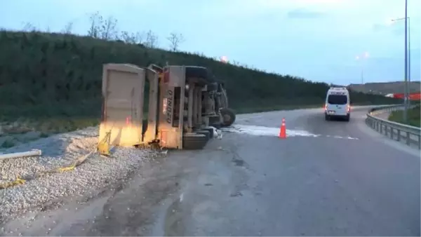 Kuzey Marmara Otoyolu'nda çakıl yüklü TIR devrildi