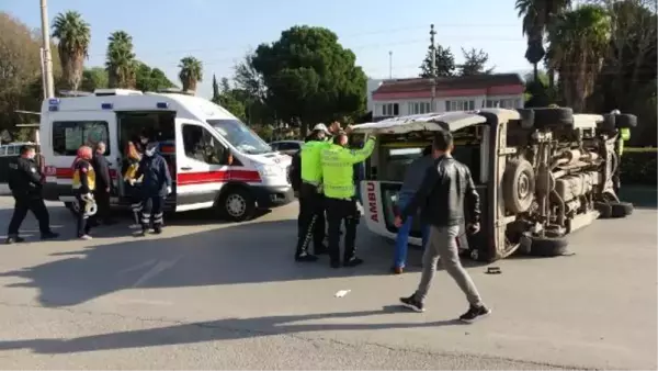 Son dakika haber | OSMANİYE'DE YARALI TAŞIYAN AMBULANS DEVRİLDİ; 3'Ü SAĞLIK ÇALIŞANI 4 YARALI