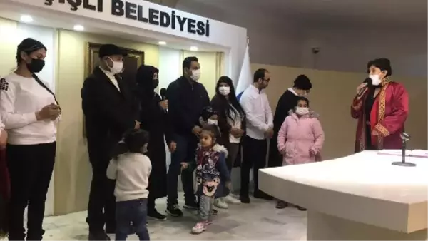 Toplu nikah töreninde babasıyla aynı gün 