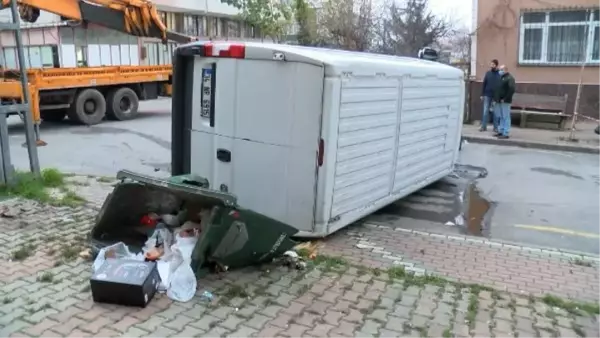 TUZLA'DA KAZADA YAN YATAN MİNİBÜSTEKİ 2 KİŞİ YARALANDI