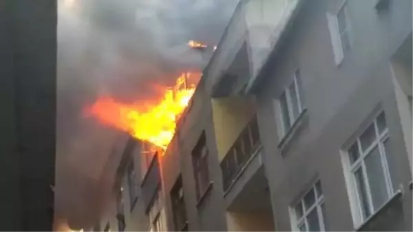 Son dakika... BAĞCILAR'DA ÇATIDAKİ YANGINDA PATLAMA OLDU O ANLAR KAMERADA