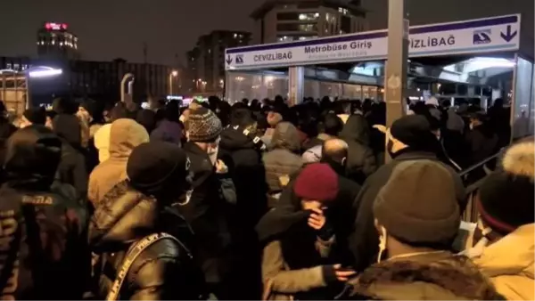 METROBÜS DURAKLARINDA KAR YOĞUNLUĞU