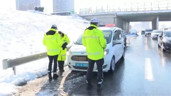 YOLLAR HALA TERK EDİLMİŞ ARAÇLARLA DOLU