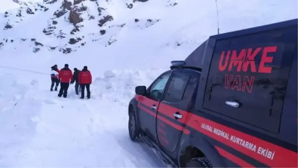 Hastaya almaya giden ekipler, yola düşen karları kürekle ve elleriyle temizledi