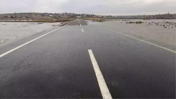 Taşan Ergene Nehri için sarı alarm! Ekili alanlar, yollar sular altında kaldı