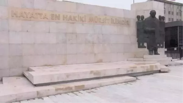 BAĞCILAR MEYDANI'NDAKİ ATATÜRK ANITI'NDA 'BENZERLİK' TARTIŞMASI