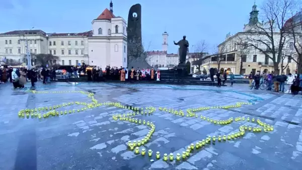 Lviv'de halk 515 kandil mum ile Ukrayna haritası çizdi