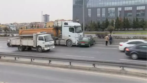 Son dakika haber! HAFRİYAT KAMYONUNUN ÇARPIP SÜRÜKLEDİĞİ OTOMOBİL SÜRÜCÜSÜ ÖLÜMDEN DÖNDÜ