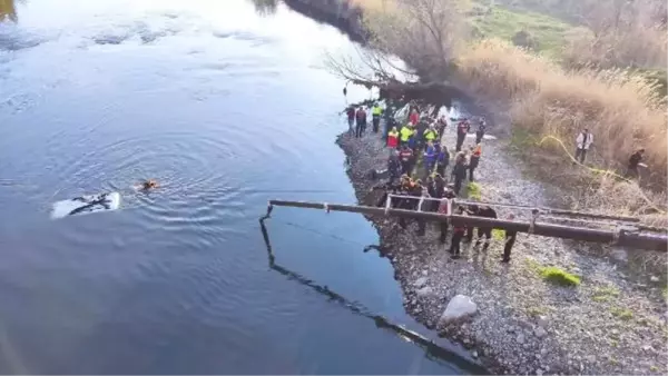 Kızılırmak Irmak Nehri'ne uçan araçtaki karı-koca yaşamını yitirdi