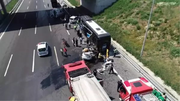 TUZLA'DA OTOBÜSE ÇARPAN OTOMOBİLDEKİ ANNE ÖLDÜ BABA VE ÇOCUK YARALANDI