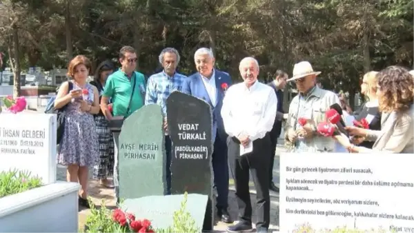 9'UNCU SARIYER EDEBİYAT GÜNLERİ'NİN AÇILIŞINDA VEDAT TÜRKALİ MEZARINDA ZİYARET EDİLDİ