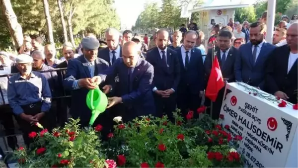 15 Temmuz'un kahraman şehidi Ömer Halisdemir'in kabrinde tören düzenlendi