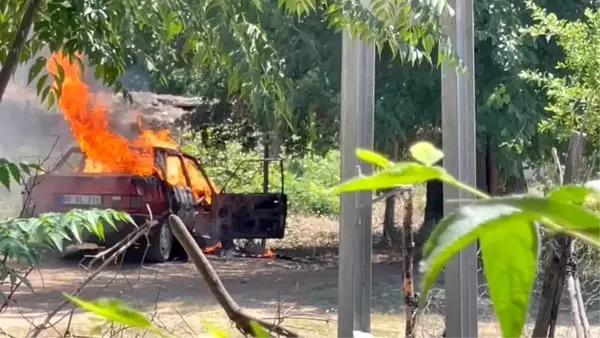 Osmaniye'de park halindeki otomobil alev alev yandı