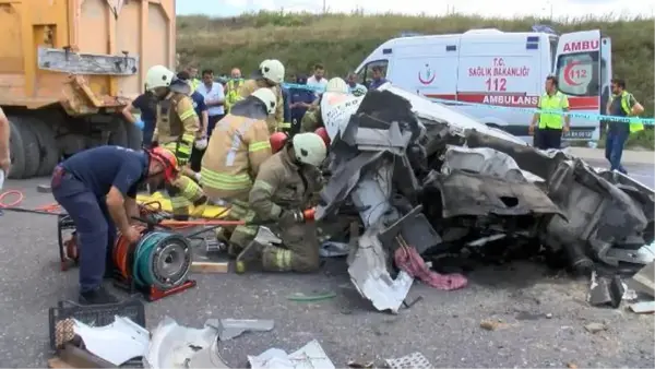 Başakşehir'de iki kamyon çarpıştı: 1 ölü