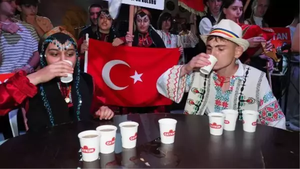 RİZE'DE 'EN HIZLI ÇAY İÇME' YARIŞMASI