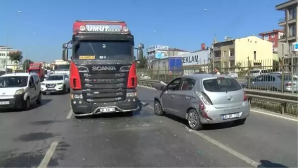 ÇEKMEKÖY'DE OTOMOBİL VE 2 HAFRİYAT KAMYONUN KARIŞTIĞI KAZADA TRAFİK YOĞUNLUĞU