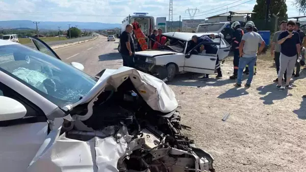 Kastamonu haber: Kastamonu'da iki otomobil çarpıştı: 3 yaralı