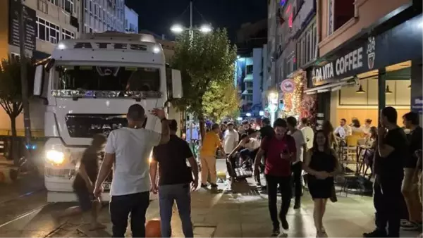 KADIKÖY'DE SAATLER SÜREN TIR KURTARMA ÇABASI