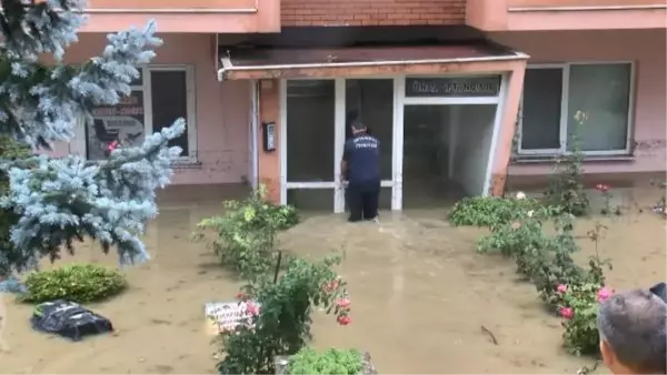 SARIYER'DE EVLERİ SU BASTI; MAHSUR KALAN 3 KİŞİ KURTARILDI