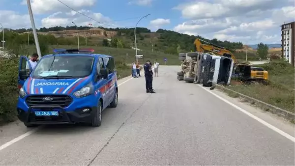 Son dakika haberi | İZMİT'TE TIR DEVRİLDİ, ŞOFÖR YARALI