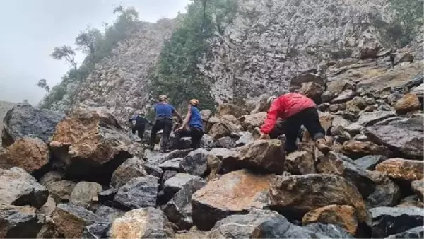 3 İŞÇİNİN ÖLDÜĞÜ KAZADA, UÇURUMA DÜŞEN KAMYONETTEN SON ANDA ATLAYIP KURTULDU