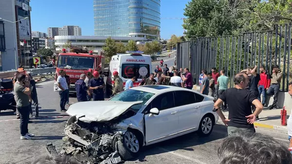 Pendik'te bariyere çarpan otomobilin sürücüsü yaralandı