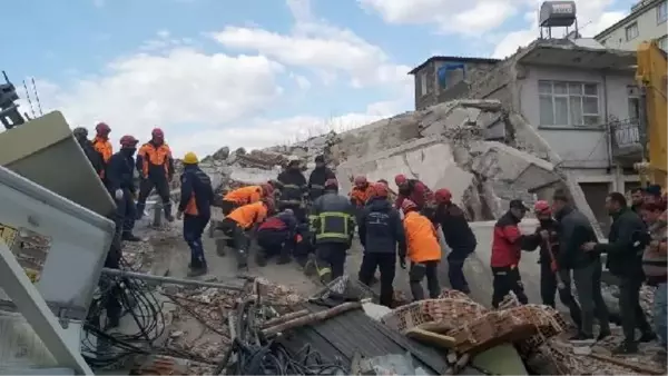 Osmaniye'de artçı deprem: 4 katlı bina yıkıldı