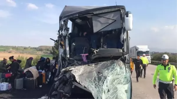 Depremzede öğrencileri Konya'ya götüren otobüs, kamyona çarptı: 2 ölü, 6 yaralı