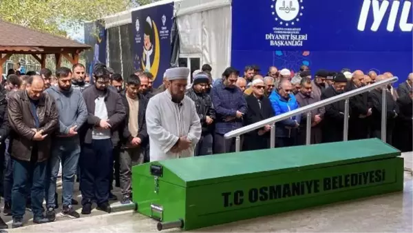 Başına briket parçasının düşmesiyle ölen kişi, toprağa verildi