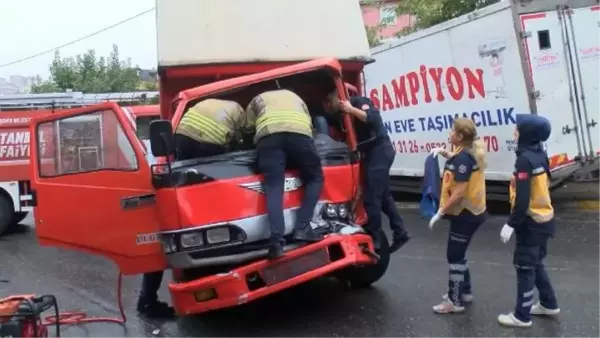 Yağış nedeniyle kayganlaşan zeminde kaza: Kamyonet park halindeki araçlara çarptı