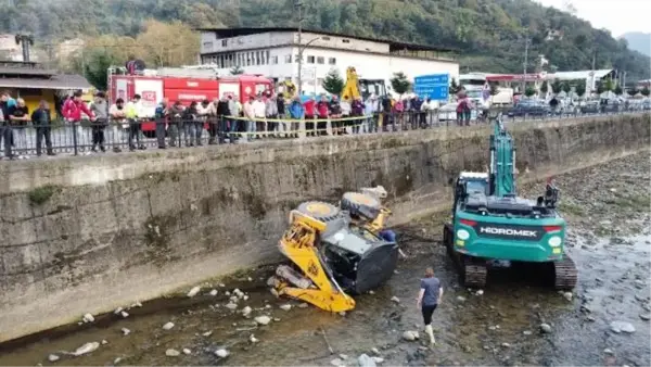 Trabzon'da iş makinesi dereye düştü, operatör yaralandı