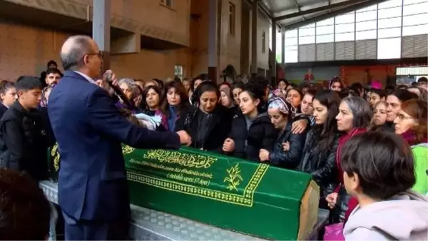 Sultangazi'de Eski Eşi Tarafından Öldürülen Pınar Bektaş Son Yolculuğuna Uğurlandı