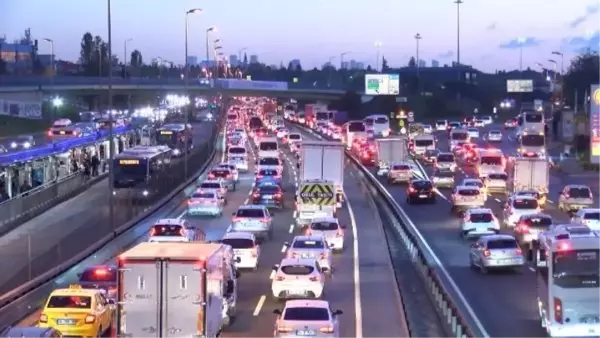 İstanbul'da Okulların Açılmasıyla Trafik Yoğunluğu Oluştu