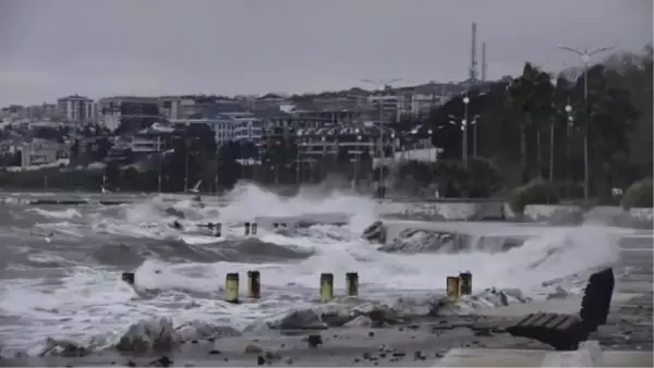 İstanbul'da lodos nedeniyle oluşan dalgalar yürüyüşe çıkanlara zor anlar yaşattı