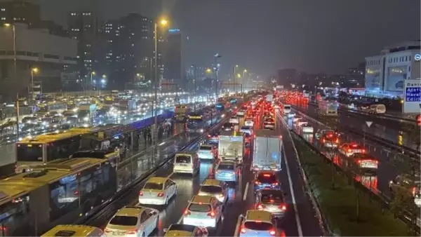 İstanbul'da Yağış Nedeniyle Trafik Yoğunluğu Arttı