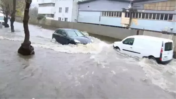 SARIYER'DE YAĞIŞIN ARDINDAN CADDEYİ SU BASTI, ARAÇ MAHSUR KALDI-1