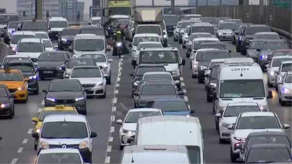 İSTANBUL'DA TRAFİK YOĞUNLUĞUNDA ÖNLENEMEYEN ARTIŞ