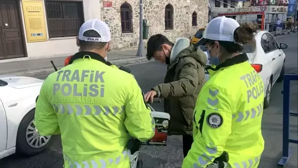 Ortaköy'de scooter denetiminde ilginç anlar: Scooterla kova taşıdı