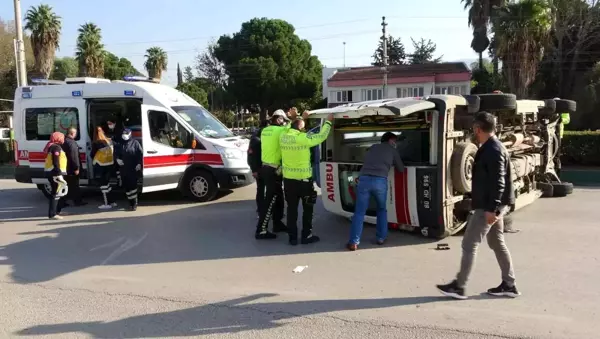 Hasta taşıyan ambulans ile hafif ticari araç çarpıştı: 4 yaralı