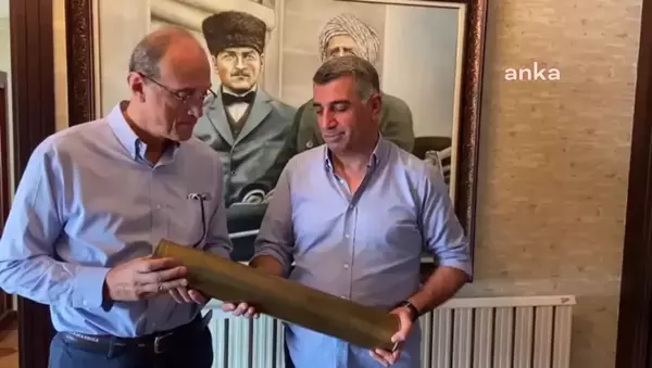 Hurşit Güneş, Kıbrıs Barış Harekatı'nda Atılan İlk Havan Topunun Kovanını Gürsel Erol'e Hediye Etti